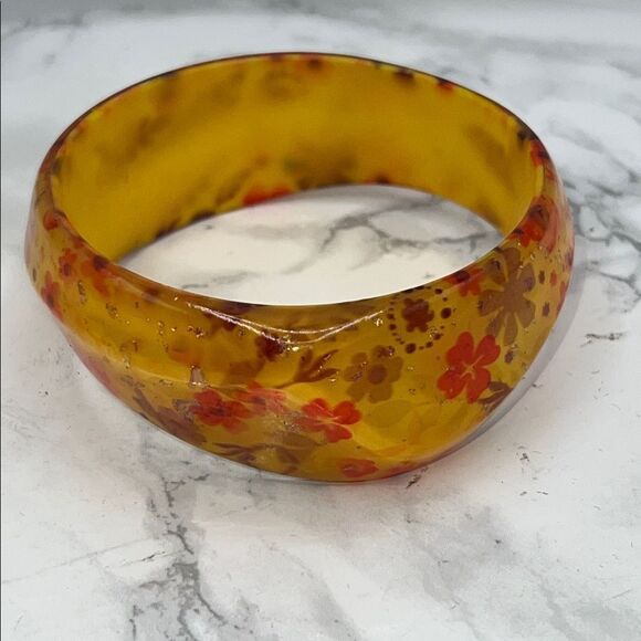 VINTAGE Floral Lucite Bangle Bracelet - Picture 4 of 6